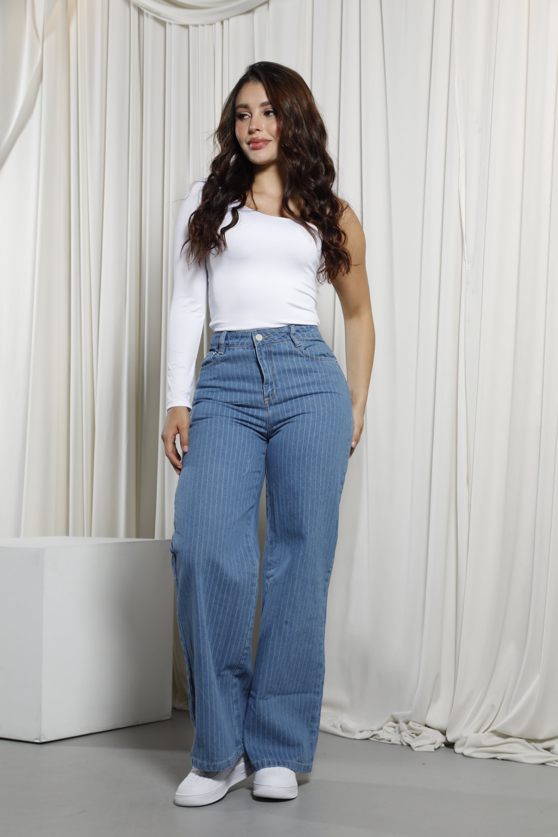 STRAIGHT JEAN RIGIDO DISEÑO EN LINEAS