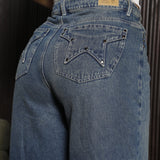JEAN BARREL CON DETALLE DE ESTRELLA EN EL BOLSILLO TRASERO